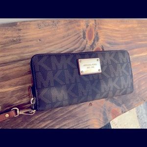 Micheal Kors Logo Continental Wristlet-Brown